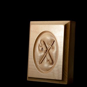 Talla en madera a medio relieve del emblema institucional de la Guardia Civil
