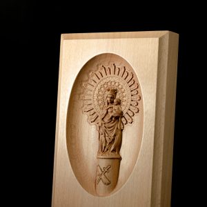 Talla a medio relieve sobre madera maciza de la Virgen del Pilar con emblema de la Guardia Civil
